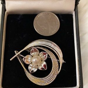 Akoya pearl Brooch